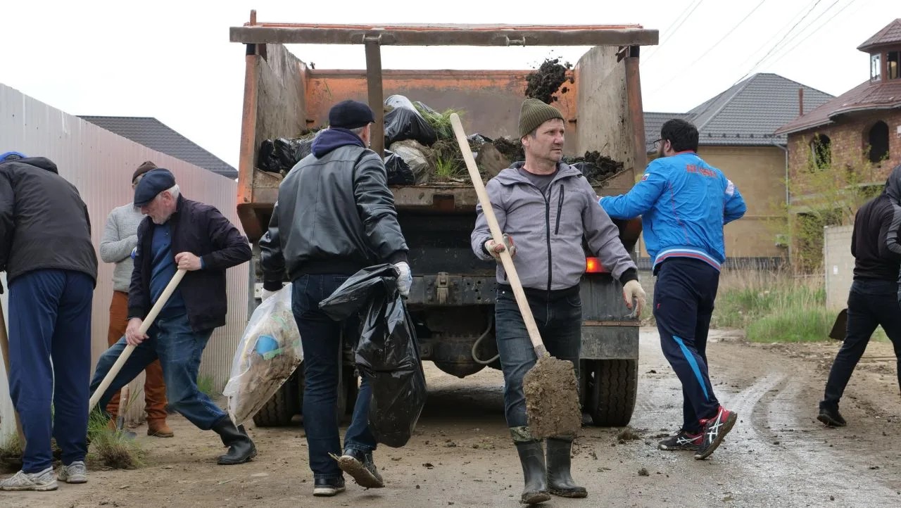 Наш вклад в дело чистоты! Коллектив Министерства по национальной политике и делам религий РД принял участие в масштабном субботнике