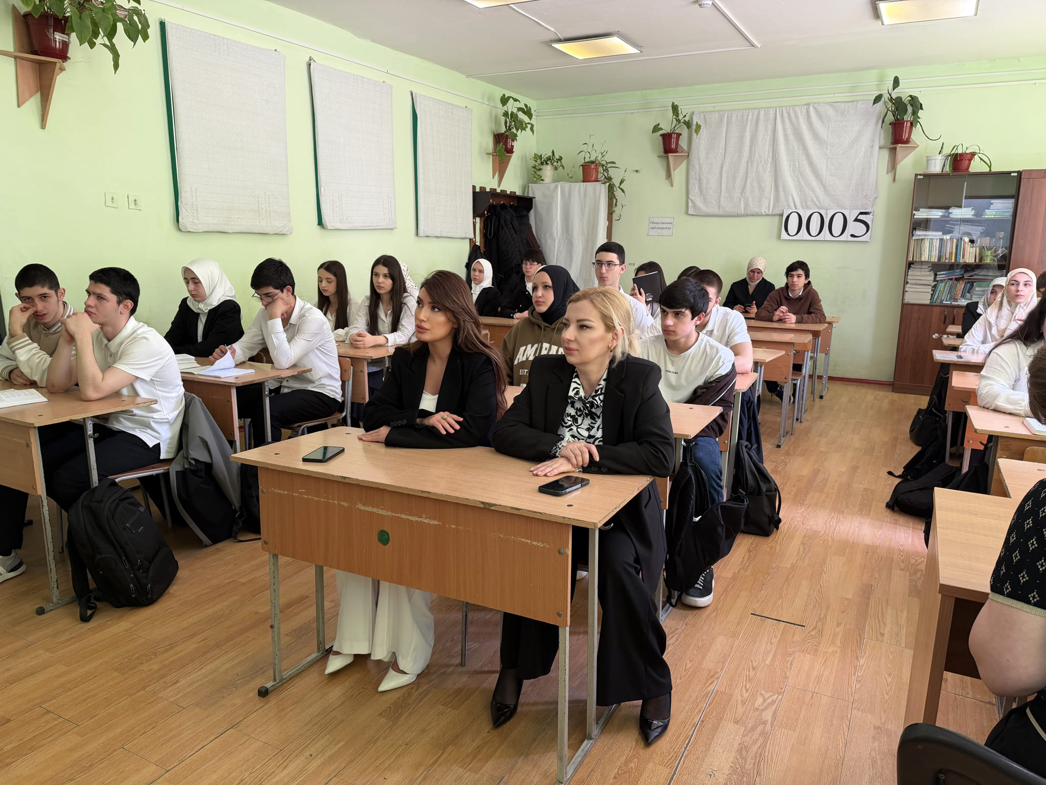 «Разговор о важном»: сотрудники Миннаца Дагестана обсудили со школьниками безопасность, уважение и ответственность