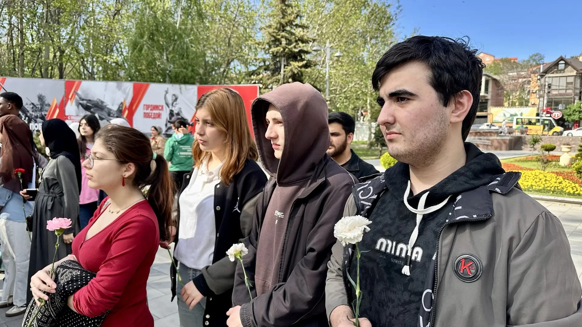 В Махачкале иностранные студенты возложили цветы к Памятнику Воину-освободителю