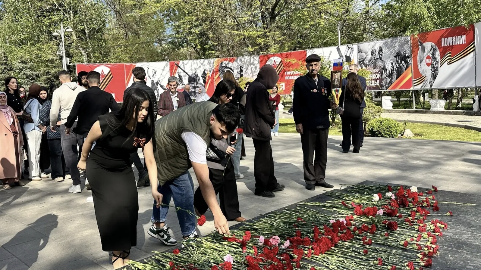 В Махачкале иностранные студенты возложили цветы к Памятнику Воину-освободителю