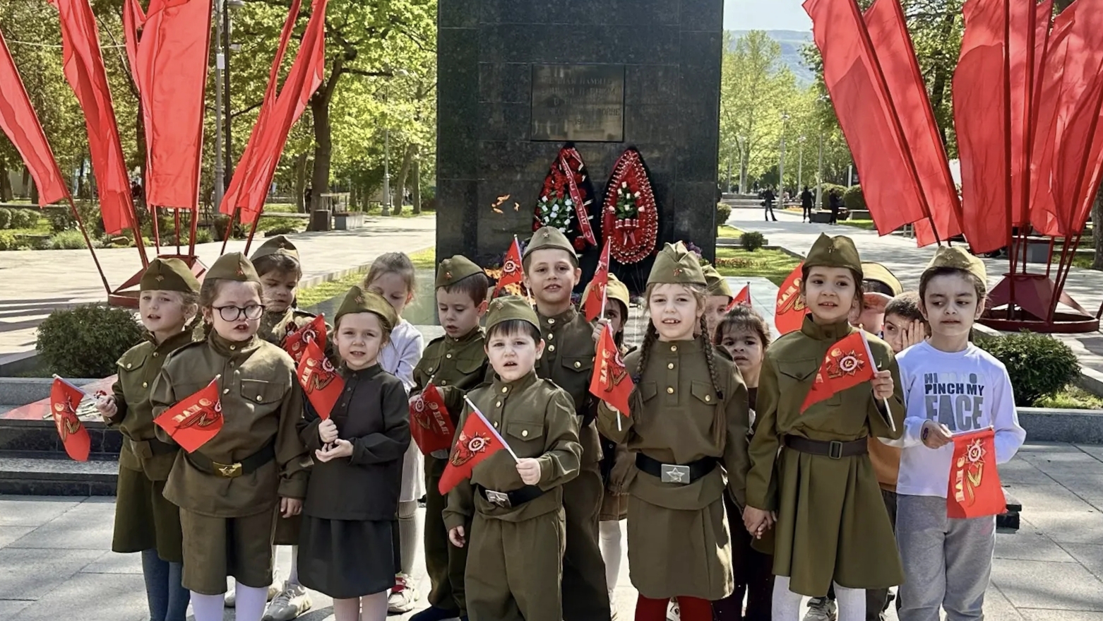 В Махачкале иностранные студенты возложили цветы к Памятнику Воину-освободителю