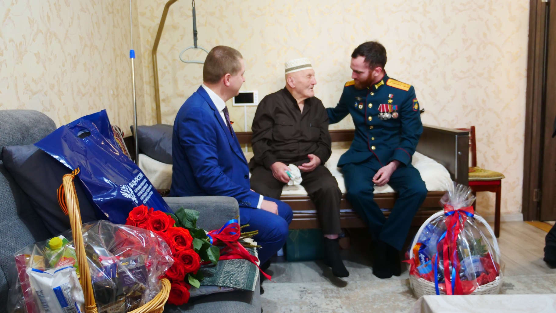 Темирлан Абуталимов и Олег Фомченков-Бровко навестили ветерана Великой Отечественной войны Мусу Багаудинова