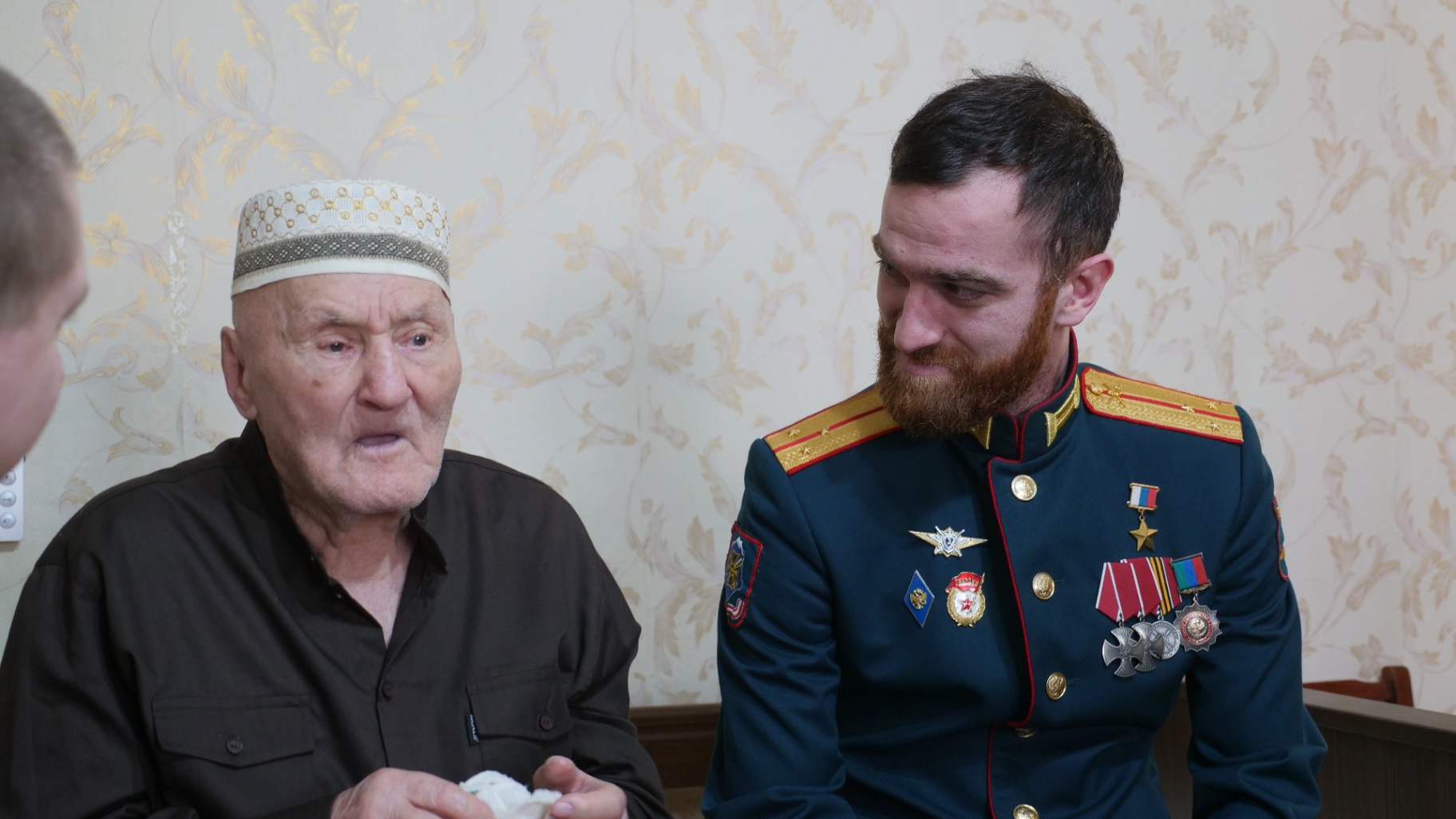 Темирлан Абуталимов и Олег Фомченков-Бровко навестили ветерана Великой Отечественной войны Мусу Багаудинова