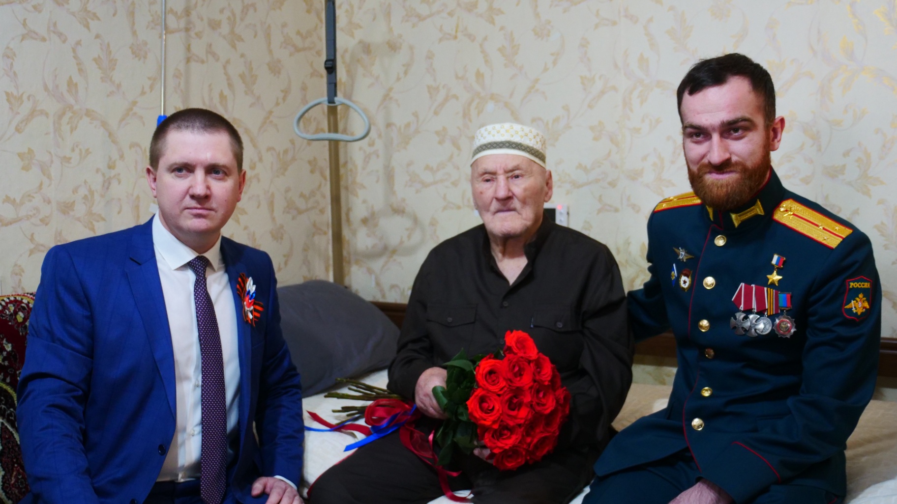 Темирлан Абуталимов и Олег Фомченков-Бровко навестили ветерана Великой Отечественной войны Мусу Багаудинова