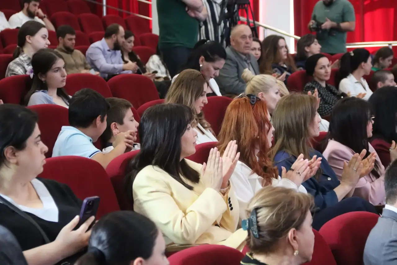 Темирлан Абуталимов посетил выставку «Взгляд изнутри: борьба за жизнь», посвященную детям, проходящим лечение от онкологических заболеваний