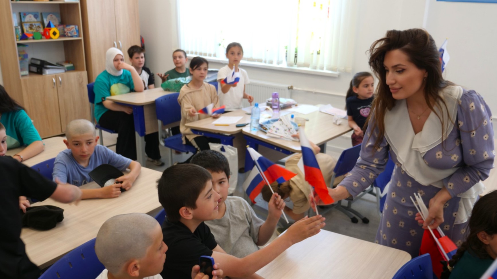 «Российский триколор». В Махачкале прошла патриотическая акция, приуроченная ко Дню России