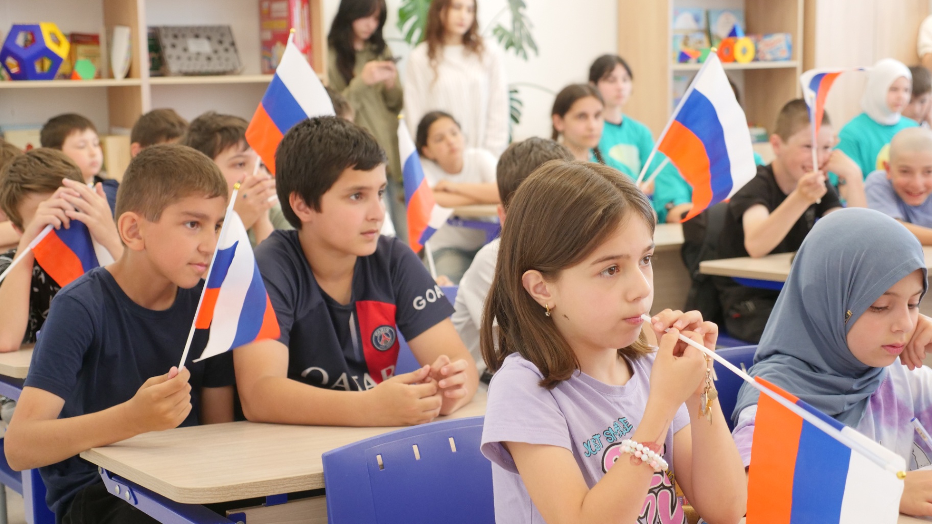 «Российский триколор». В Махачкале прошла патриотическая акция, приуроченная ко Дню России