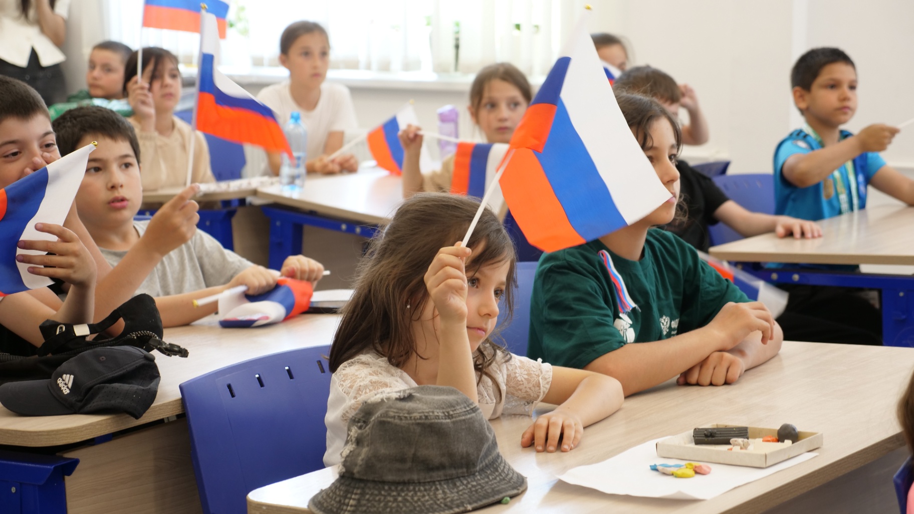 «Российский триколор». В Махачкале прошла патриотическая акция, приуроченная ко Дню России