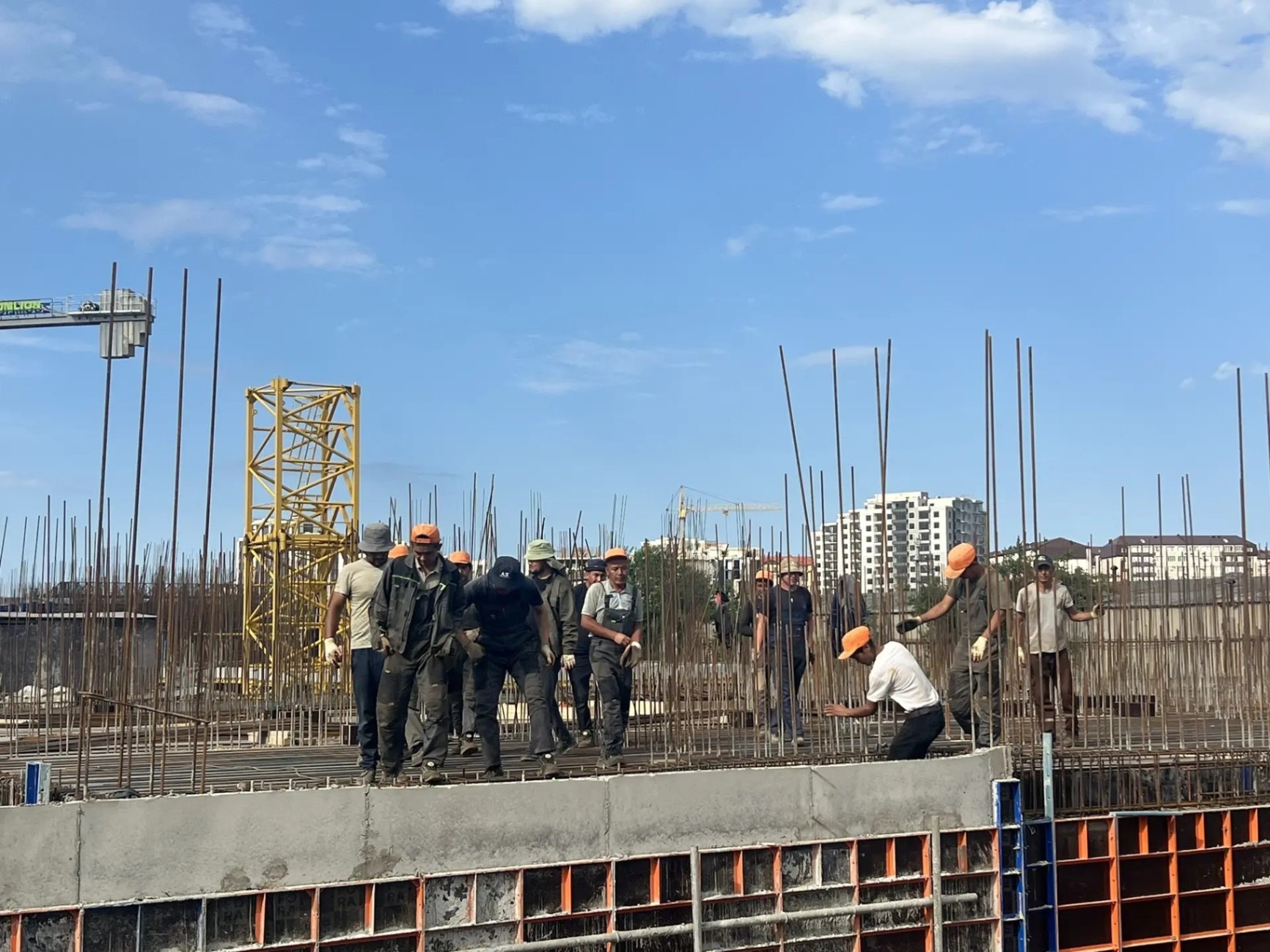 Адаптация иностранных граждан. В Каспийске и в Гергебильском районе прошли профилактические беседы с трудовыми мигрантами