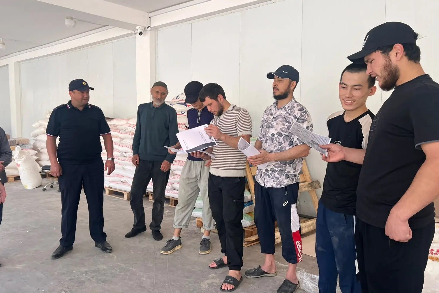 Адаптация иностранных граждан. В Каспийске и в Гергебильском районе прошли профилактические беседы с трудовыми мигрантами
