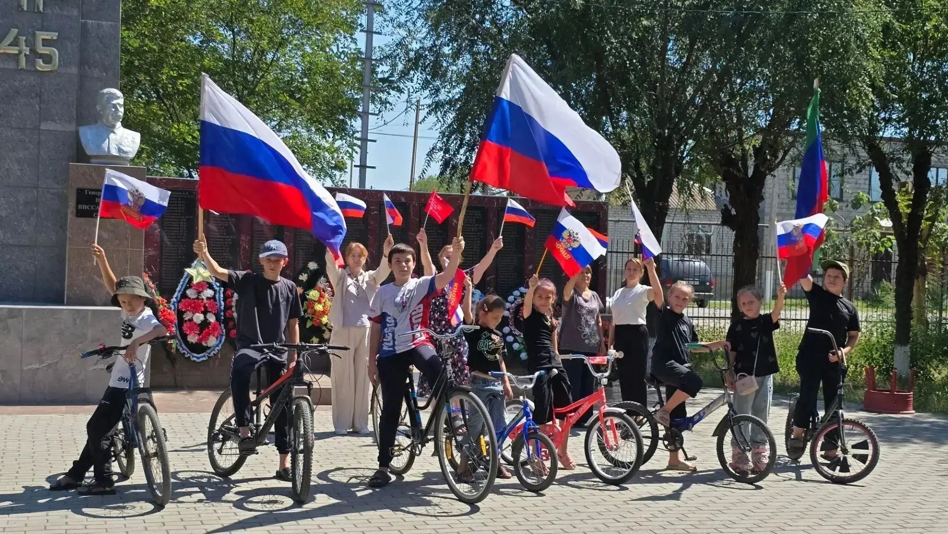 В Махачкале, Кизляре и Тарумовском районе День Государственного флага России объединил разные поколения дагестанцев