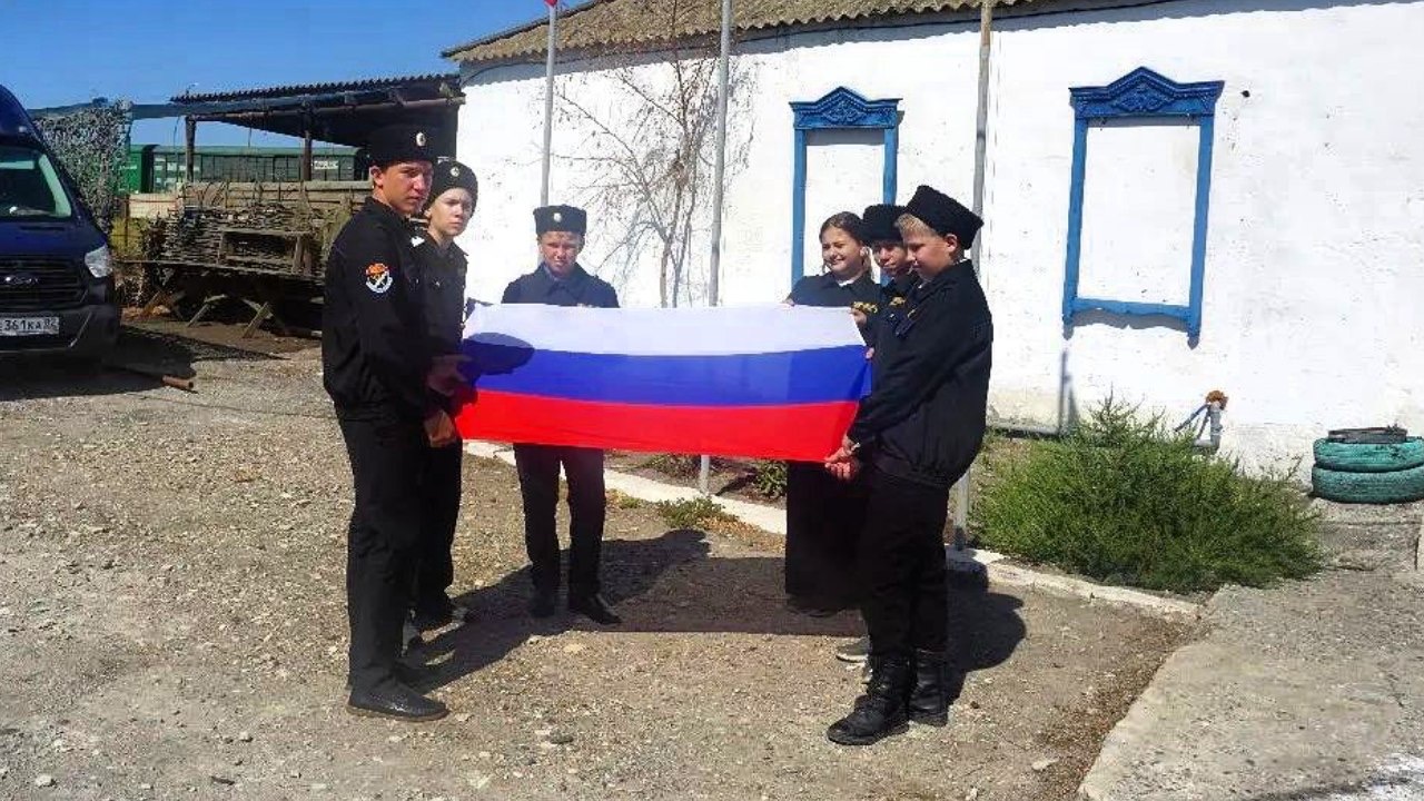 В Махачкале, Кизляре и Тарумовском районе День Государственного флага России объединил разные поколения дагестанцев