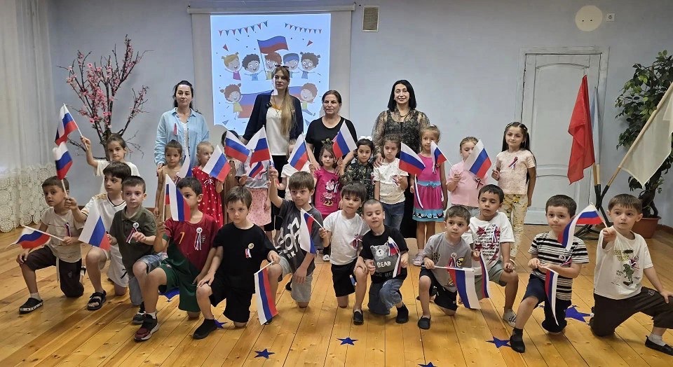 В Махачкале, Кизляре и Тарумовском районе День Государственного флага России объединил разные поколения дагестанцев
