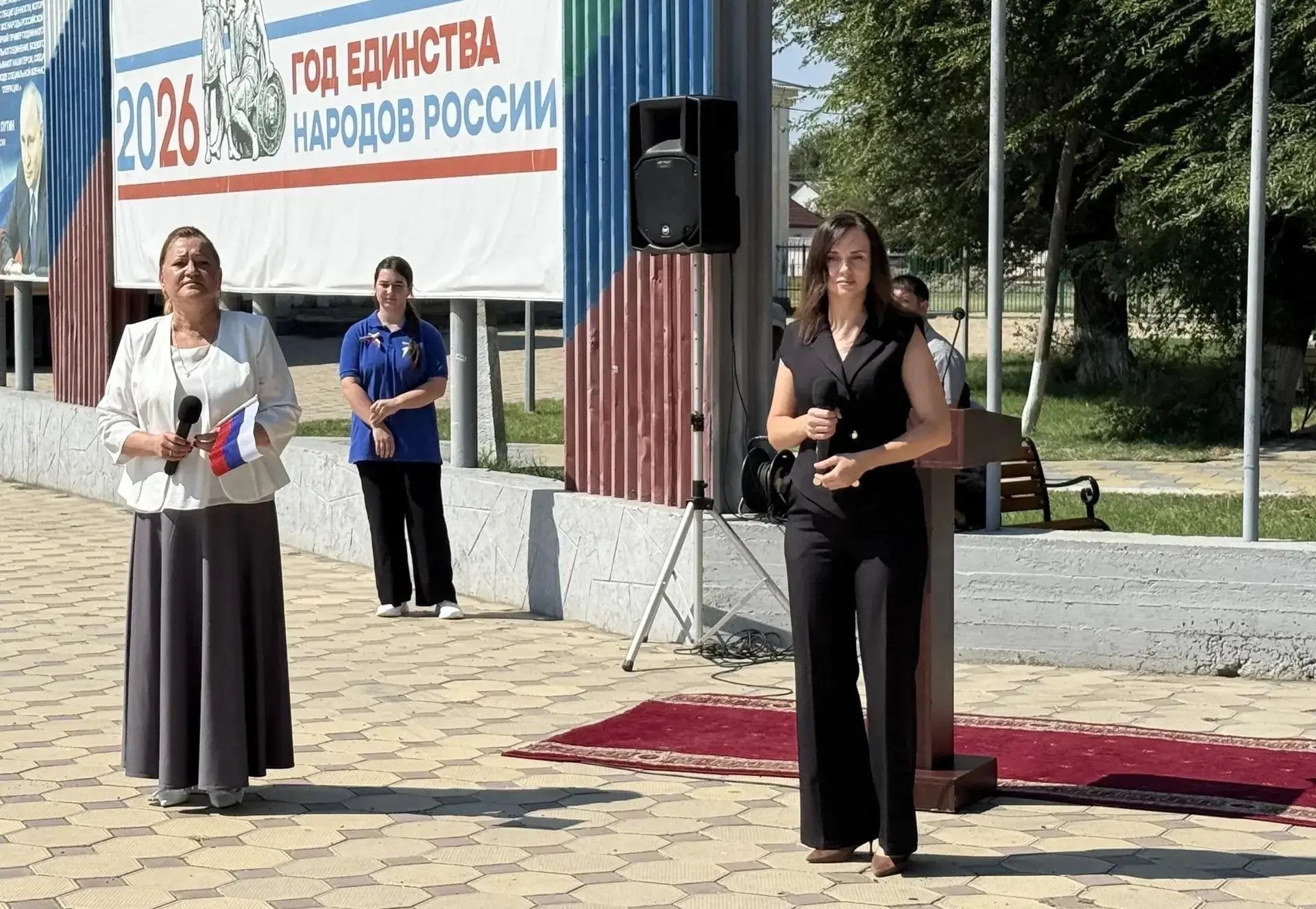 В Махачкале, Кизляре и Тарумовском районе День Государственного флага России объединил разные поколения дагестанцев