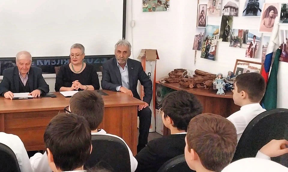 В Махачкале, Кизляре и Тарумовском районе День Государственного флага России объединил разные поколения дагестанцев