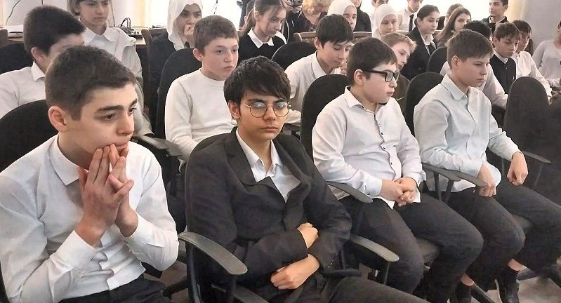 В Махачкале, Кизляре и Тарумовском районе День Государственного флага России объединил разные поколения дагестанцев