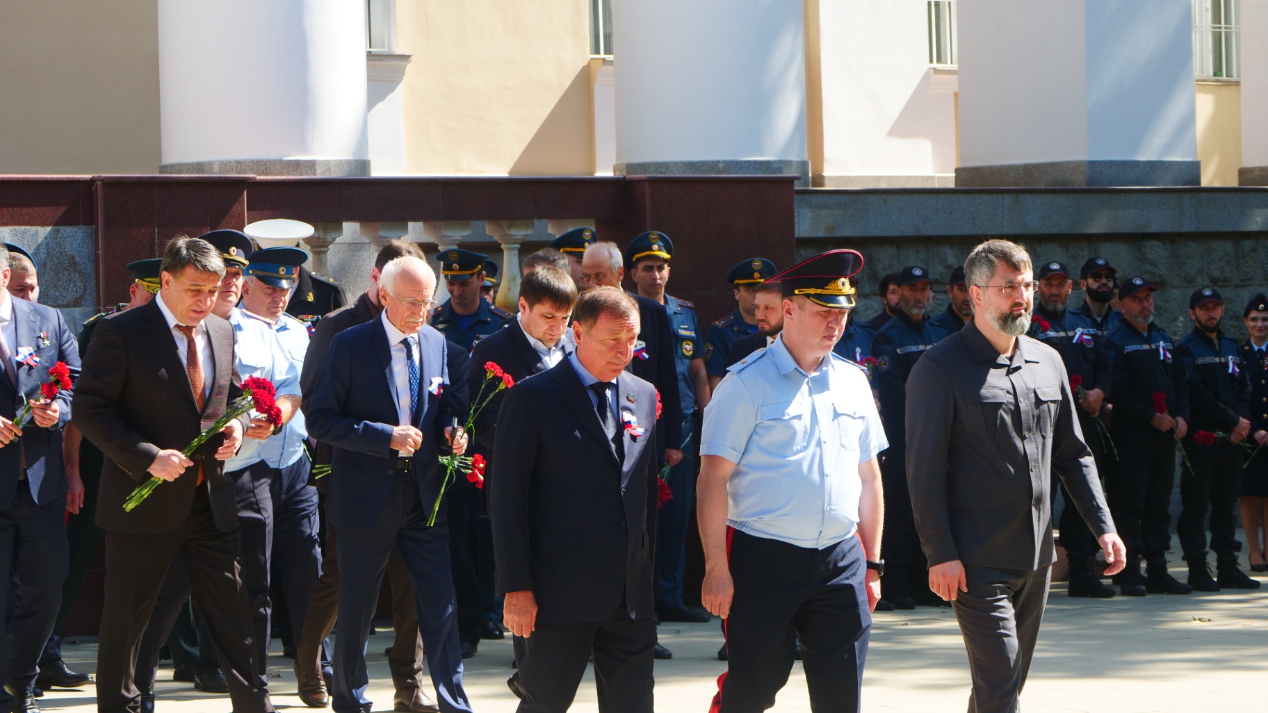 Темирлан Абуталимов возложил цветы к Мемориалу Славы в Махачкале