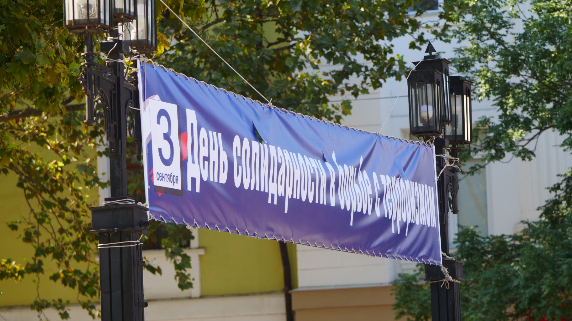 Темирлан Абуталимов возложил цветы к Мемориалу Славы в Махачкале