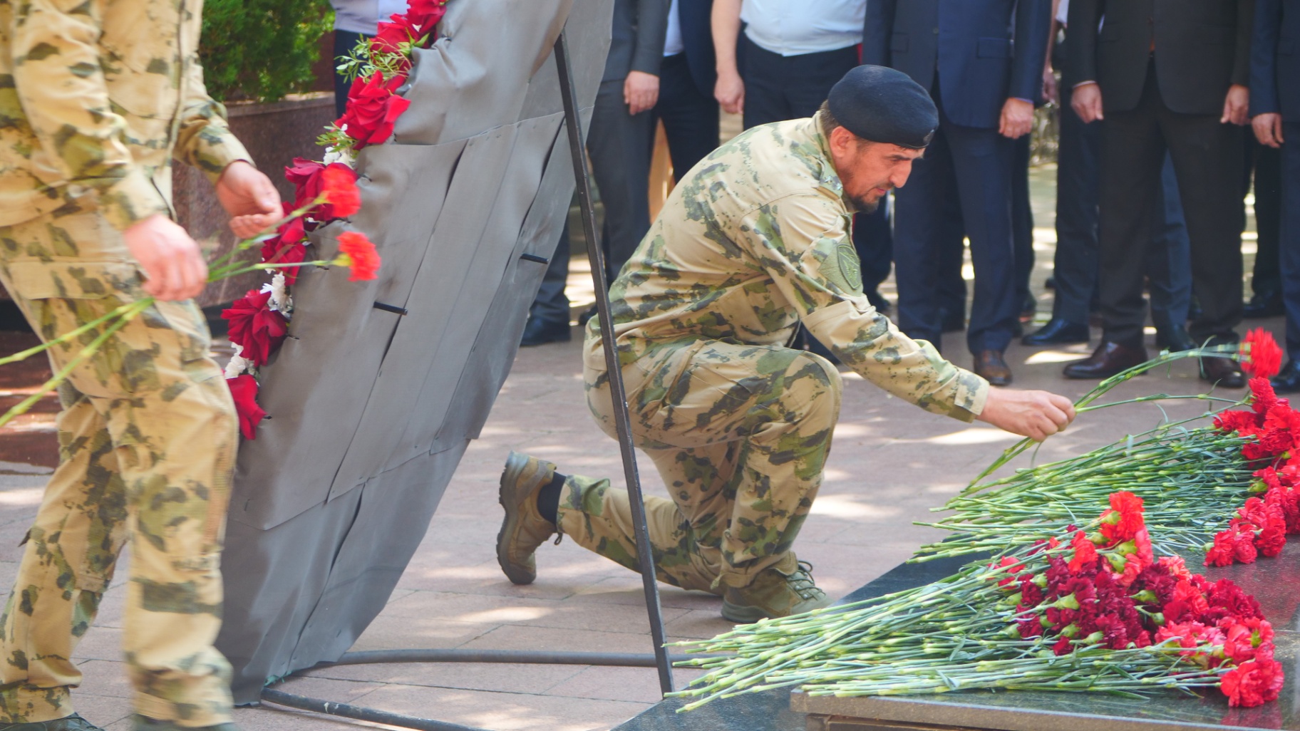 Темирлан Абуталимов возложил цветы к Мемориалу Славы в Махачкале
