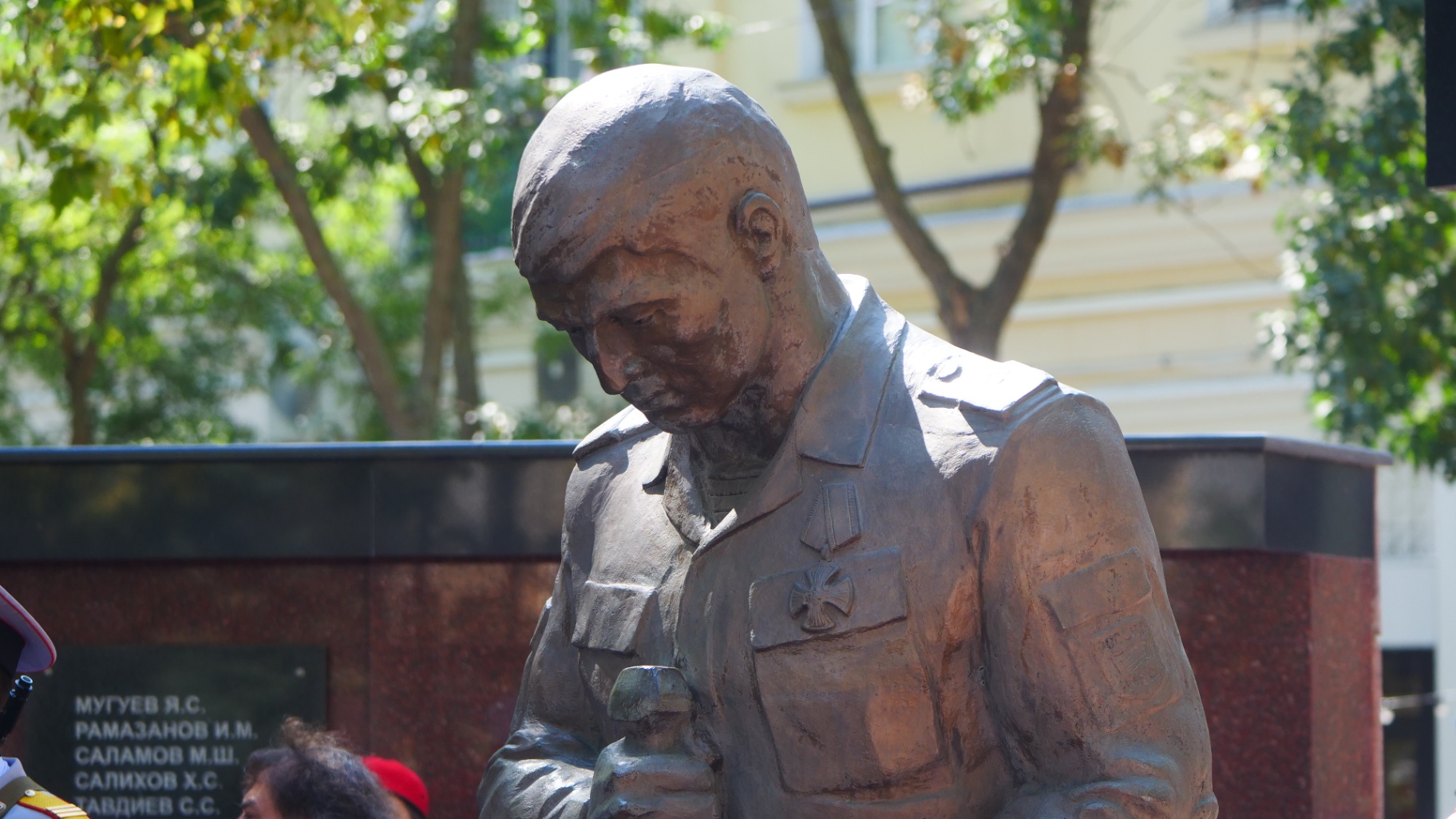 Темирлан Абуталимов возложил цветы к Мемориалу Славы в Махачкале