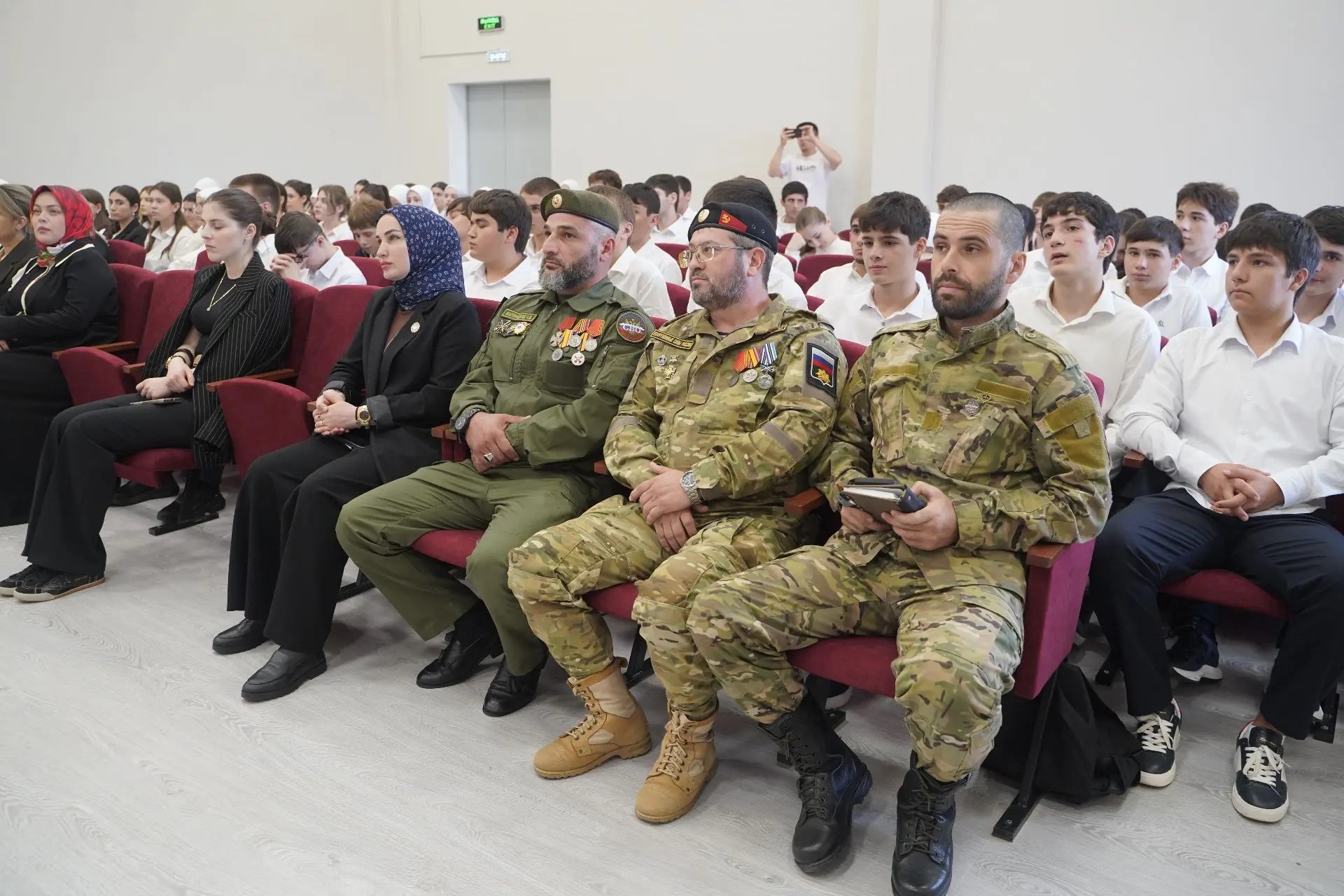 Пример для подражания. В Дагестане Герои России встретились со школьниками и кадетами